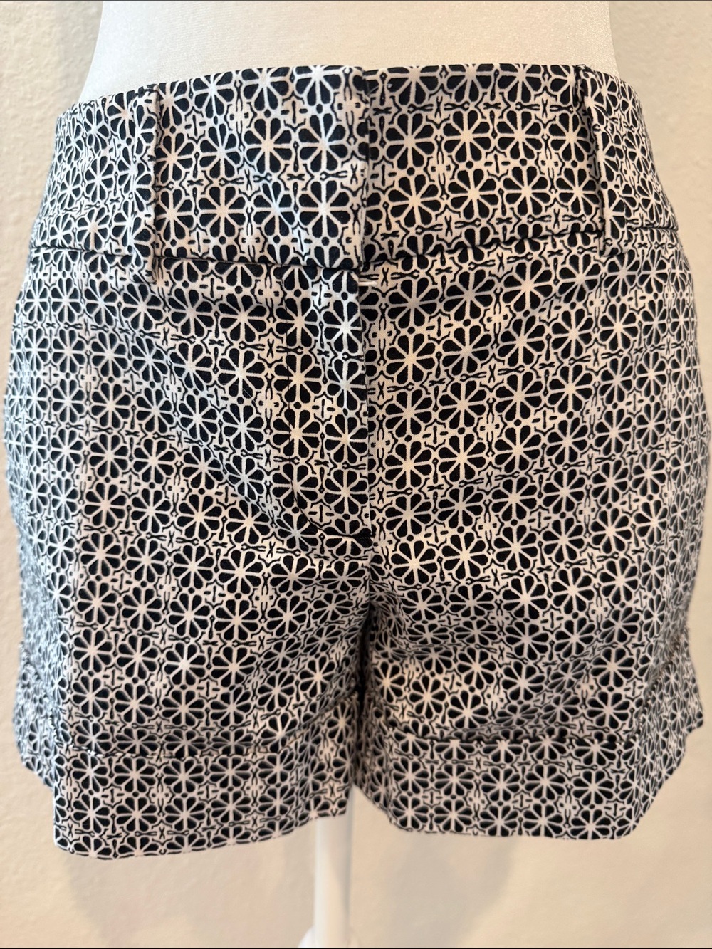 New York & Company Black and White Geometric Print Shorts